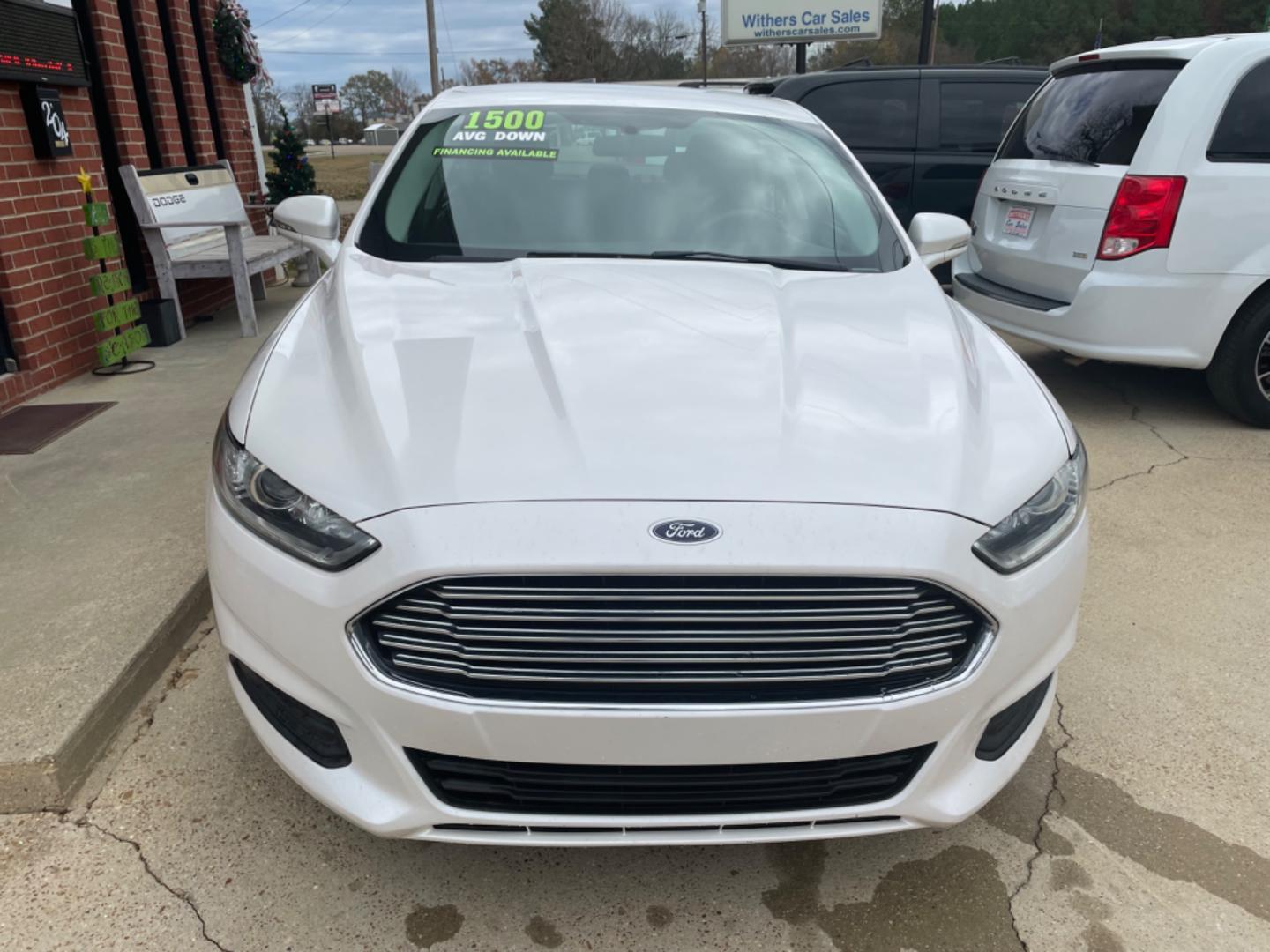 2016 White /Black Ford Fusion SE (3FA6P0H76GR) with an 2.5L L4 DOHC 16V engine, 6-Speed Automatic transmission, located at 204 Hwy. 16 East, Carthage, MS, 39051, (601) 267-7277, 0.000000, 0.000000 - Photo#3